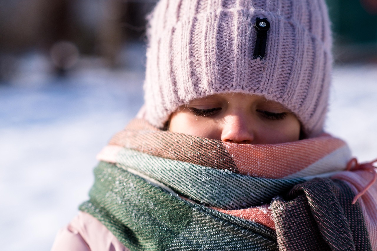 Donna che osserva il sole in inverno, rappresenta la carenza di vitamina D.