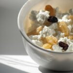 Ricotta fresca servita con erbe aromatiche, ideale per ridurre i trigliceridi secondo i consigli della nonna.