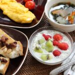 Colazione equilibrata con frutta, cereali e yogurt, ideale per iniziare la giornata con energia e nutrienti.