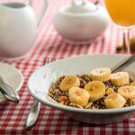 Colazione equilibrata con frutta, cereali e yogurt per un inizio giornata energetico e nutriente.