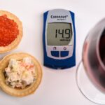 Alimenti da evitare per la pressione alta: sale, grassi saturi e zuccheri.