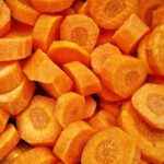 Carote cotte su un piatto, evidenziando il loro effetto sulla glicemia.