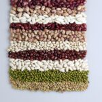 Un piatto colorato di legumi assortiti, simbolo dei benefici per la salute.