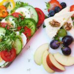 Illustrazione che confronta allergia e intolleranza alimentare con diagrammi e spiegazioni visive.