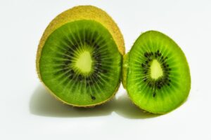 Un kiwi fresco su un tavolo, simbolo dei benefici per la salute di un consumo quotidiano.